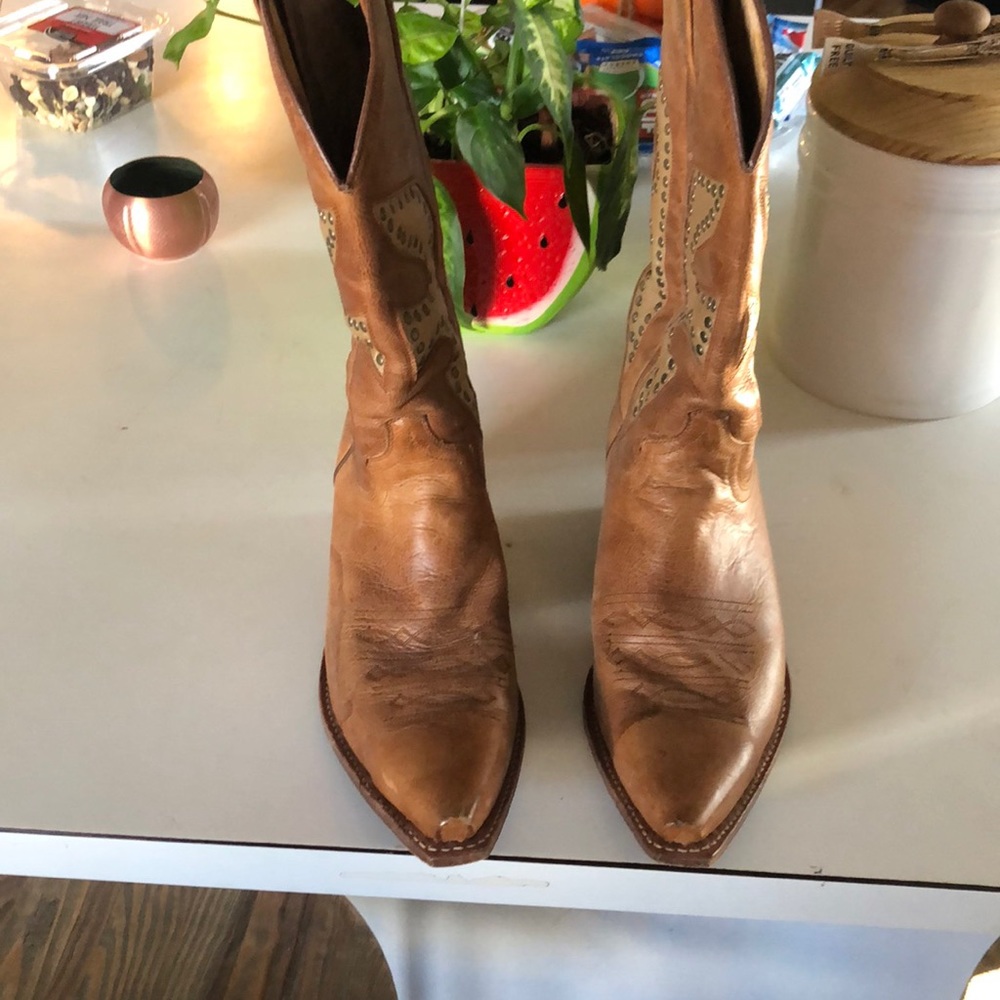 Size 8 women tan Frye boots only worn 5 times